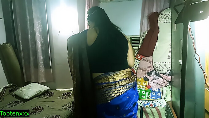 Delivery man pleasures 18-year-old Indian bhabhi with fingering and sex